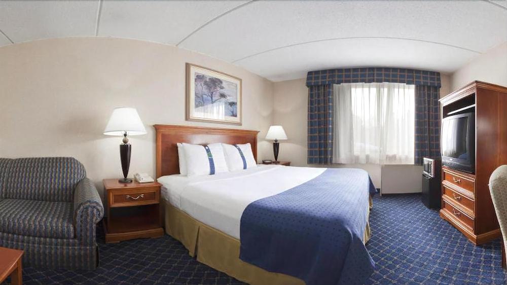 Clarion Hotel & Conference Center Ronkonkoma Exterior photo