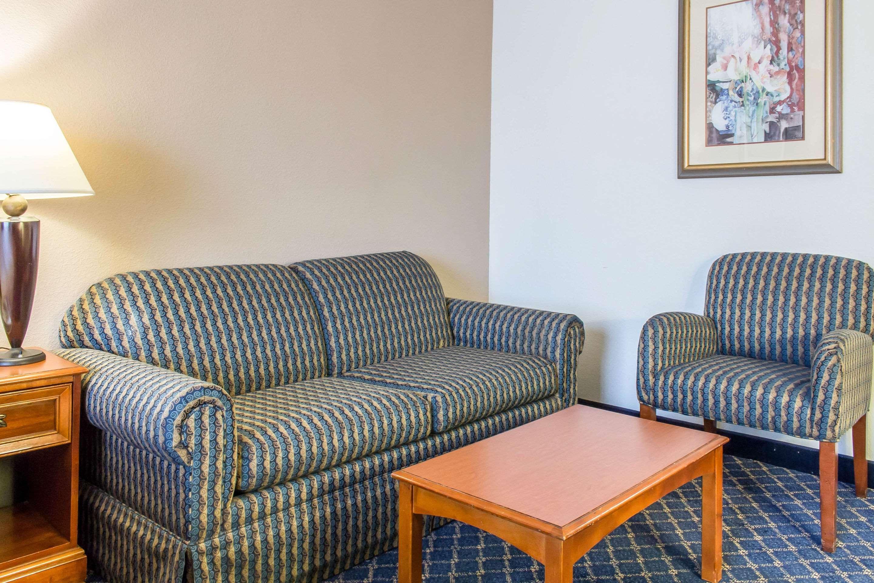 Clarion Hotel & Conference Center Ronkonkoma Exterior photo