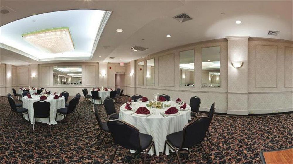 Clarion Hotel & Conference Center Ronkonkoma Exterior photo