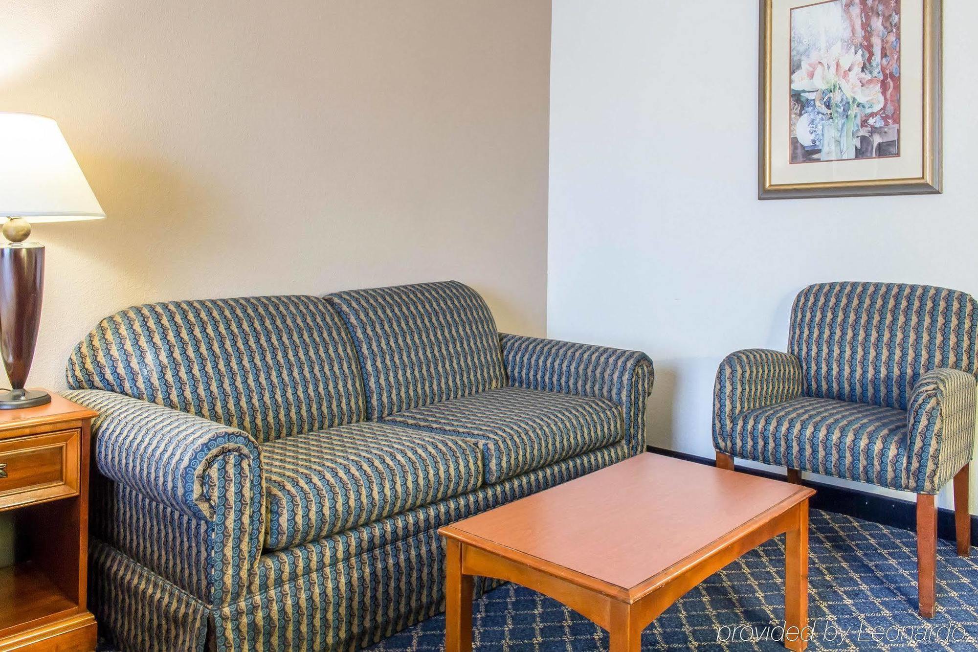 Clarion Hotel & Conference Center Ronkonkoma Exterior photo